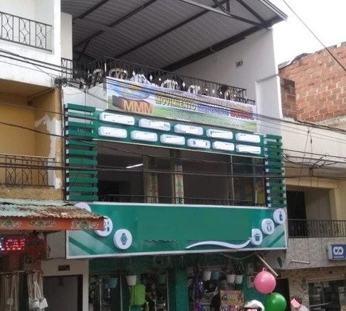 Edificio Comercial de 3 pisos en Bello a tres cuadras de la Estación Madera del Metro