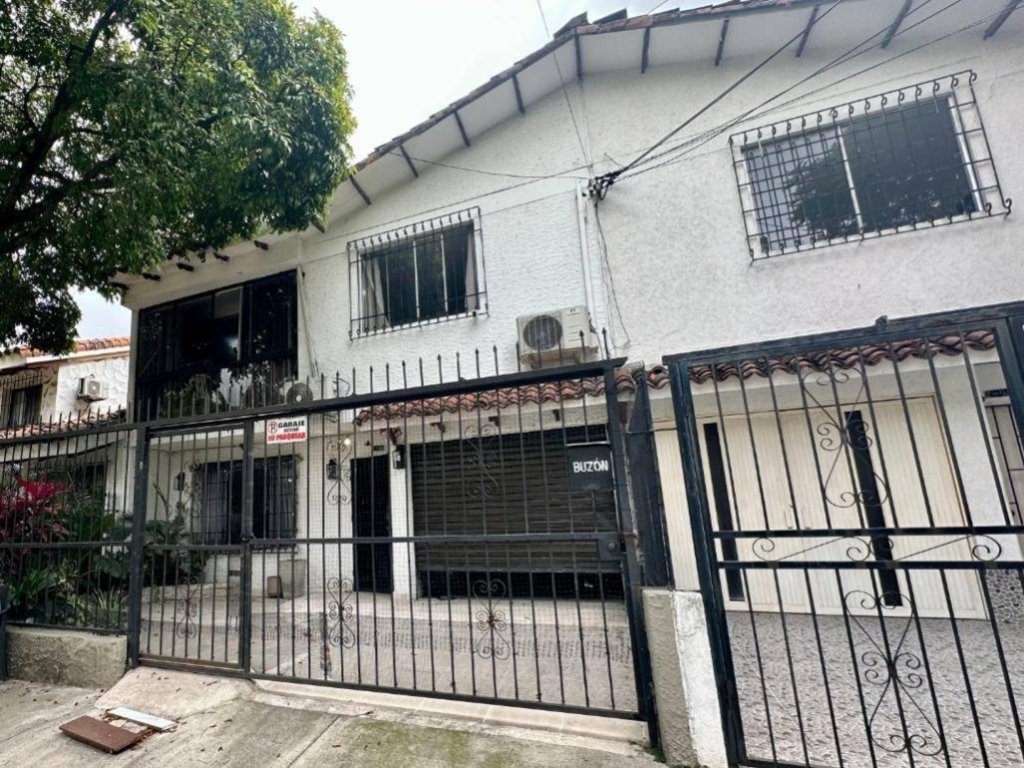 Casa en venta Prados del Norte Cali