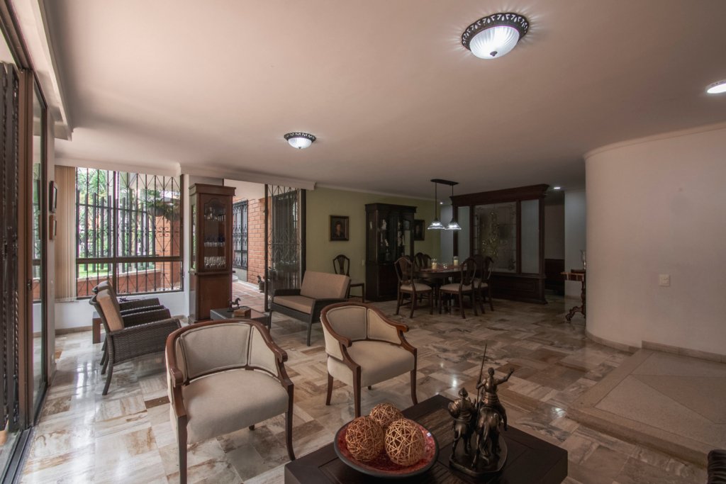 VENTA de amplio y agradable apartamento en Conquistadores