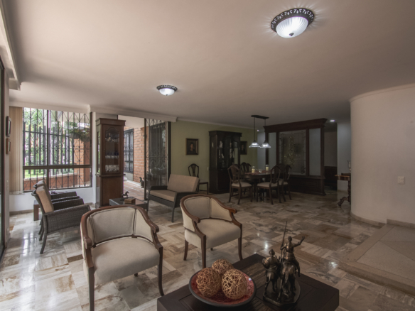 VENTA de amplio y agradable apartamento en Conquistadores