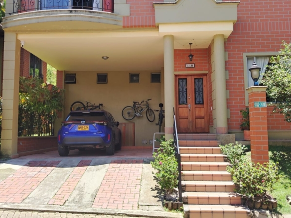 Hermosa casa en Sabaneta – Sector Los Alcázares en Conjunto