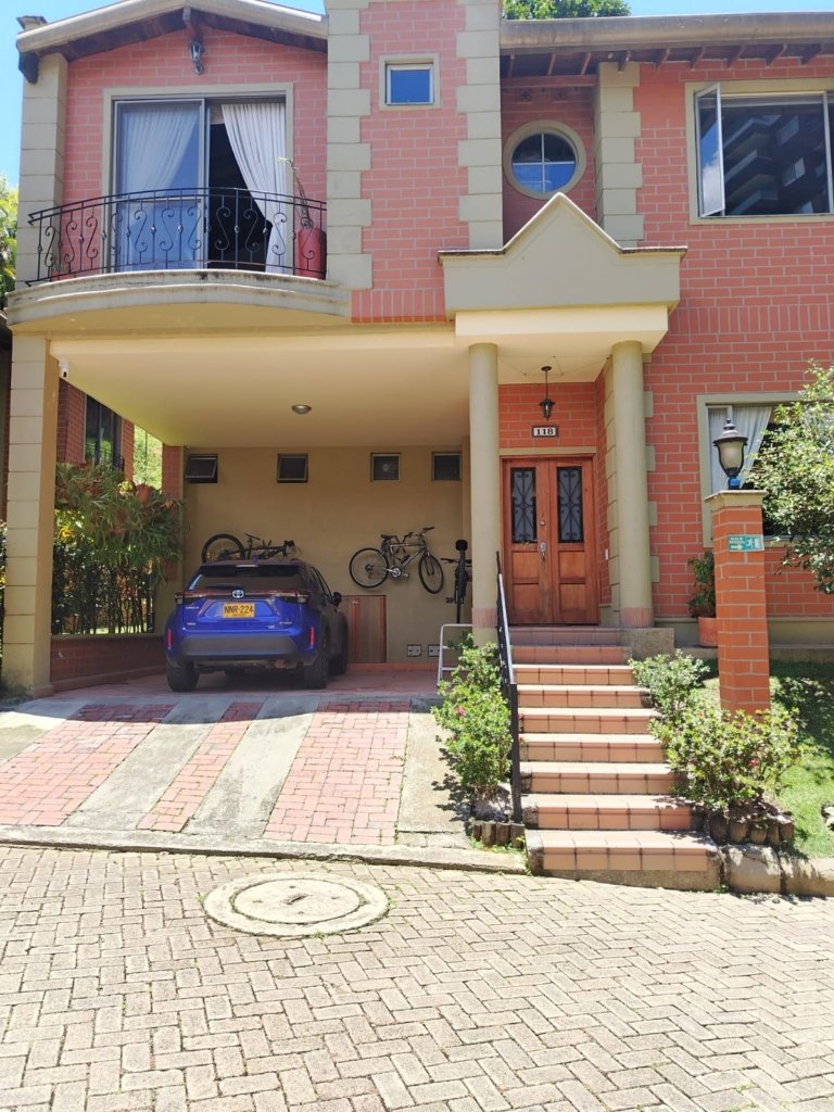 Hermosa casa en Sabaneta – Sector Los Alcázares en Conjunto
