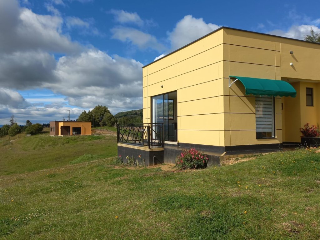 VENTA O ARRIENDO DE DOS LINDAS CASAS CAMPESTRES CON TERRENO DE 9.380 Mts² a 10 minutos de tunja