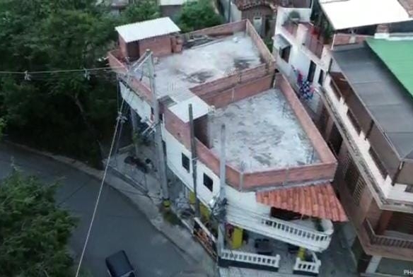 Casa en venta en Santa Fe de Antioquia, 2 pisos más terraza, 3 apartamentos, local comercial y opción de expansión. Excelente ubicación cerca al centro.