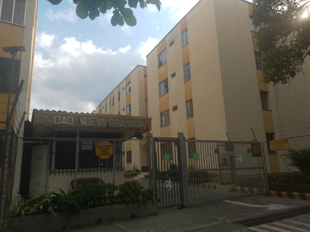 Arriendo o Vendo Apartamento en Cali, barrio Los Cambulos, muy amplio 93,5 M2, 4 habitaciones, dos baños, cerca de las canchas panamericanas y éxito de San Fernando, inf: 3239428247