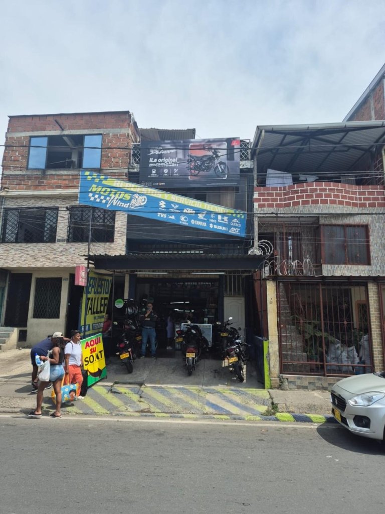 Casa de tres pisos con local comercial en venta – Avenida Simón Bolívar, Cali