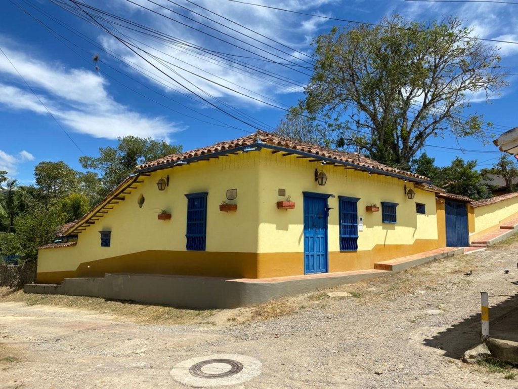 Casa colonial restaurada amoblada en venta en Zapatoca, Santander – lote esquinero de 1.050 m²