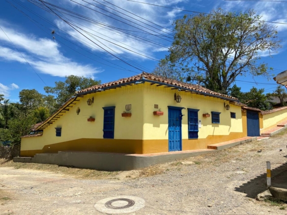 Casa colonial restaurada amoblada en venta en Zapatoca, Santander – lote esquinero de 1.050 m²
