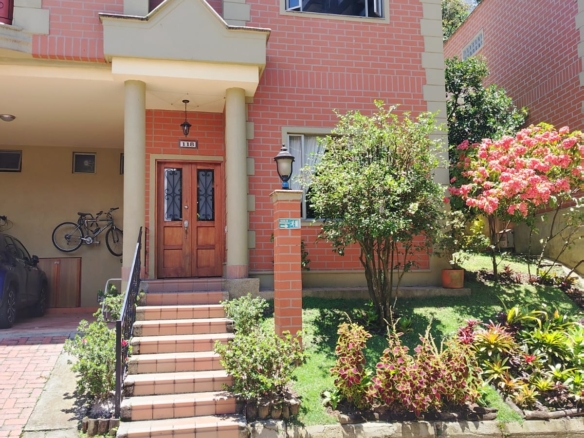 Hermosa casa en Sabaneta – Sector Los Alcázares, en conjunto residencial cerrado.
