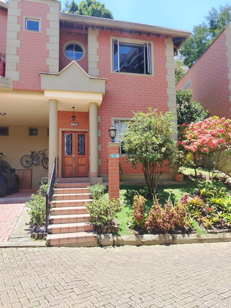 Hermosa casa en Sabaneta – Sector Los Alcázares, en conjunto residencial cerrado.