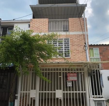 Venta Casa de Tres Pisos en Ciudadela Las Flores – Excelente Ubicación Jamundi