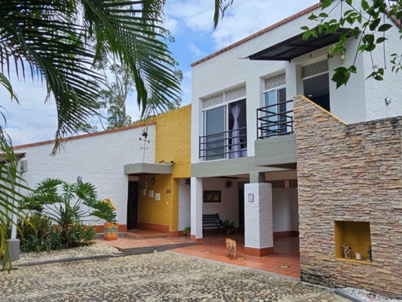 Venta casa campestre de diseño premiado – EN CONDOMINIO CAMPESTRE RIBERAS DE LA MERCEDES JAMUNDI