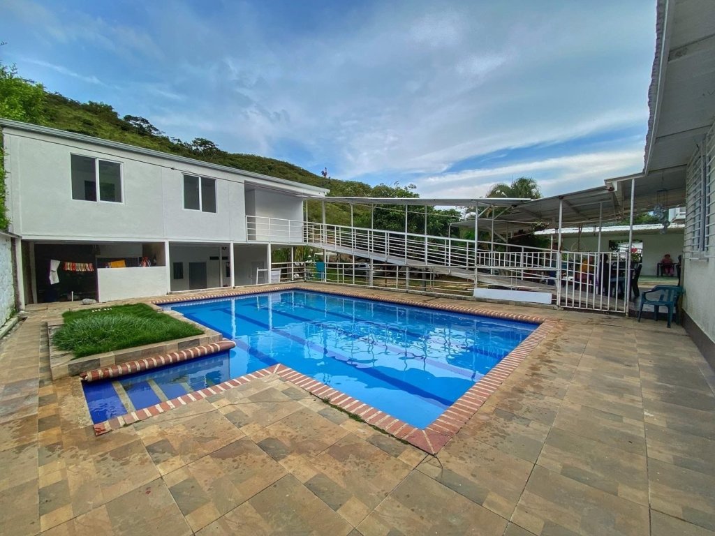 Venta de propiedad con negocio en La Buitrera, Cali