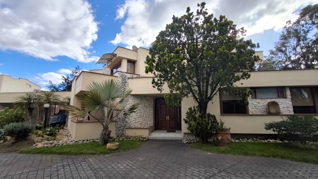 Casa en San José de Bavaria, Bogotá – 477 m² construidos, 4 habitaciones, 5 parqueaderos