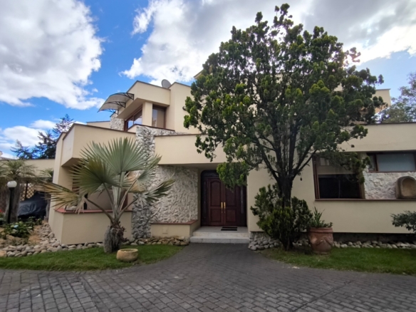 Casa en San José de Bavaria, Bogotá – 477 m² construidos, 4 habitaciones, 5 parqueaderos