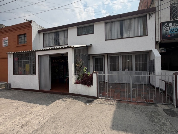 Casa con local comercial y 3 apartamentos en venta en San José Spring, norte de Bogotá