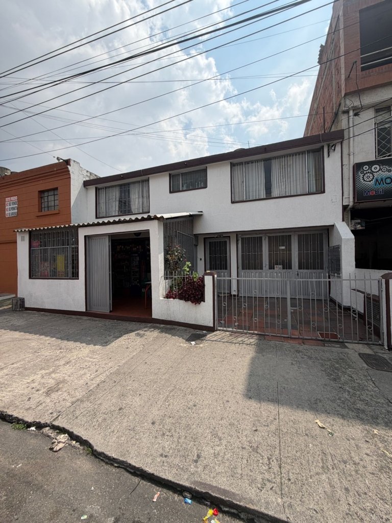 Casa con local comercial y 3 apartamentos en venta en San José Spring, norte de Bogotá
