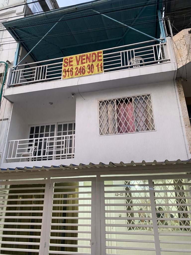 Venta de casa de tres niveles en El Caney, Cali