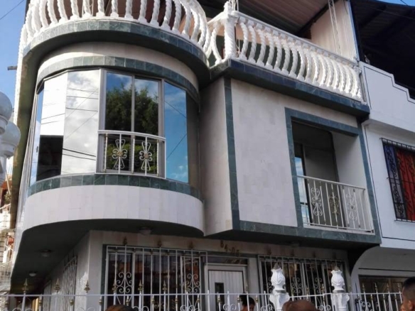 Casa Esquinera en Arriendo en la Nueva Base, Cali – Tres Pisos