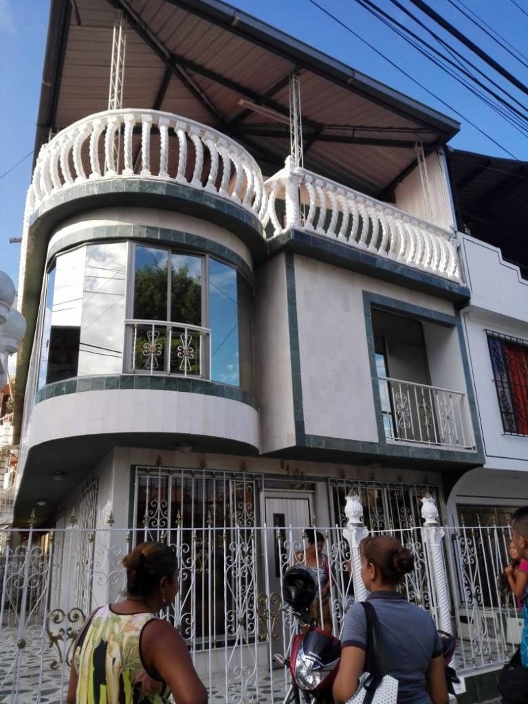 Casa Esquinera en Arriendo en la Nueva Base, Cali – Tres Pisos