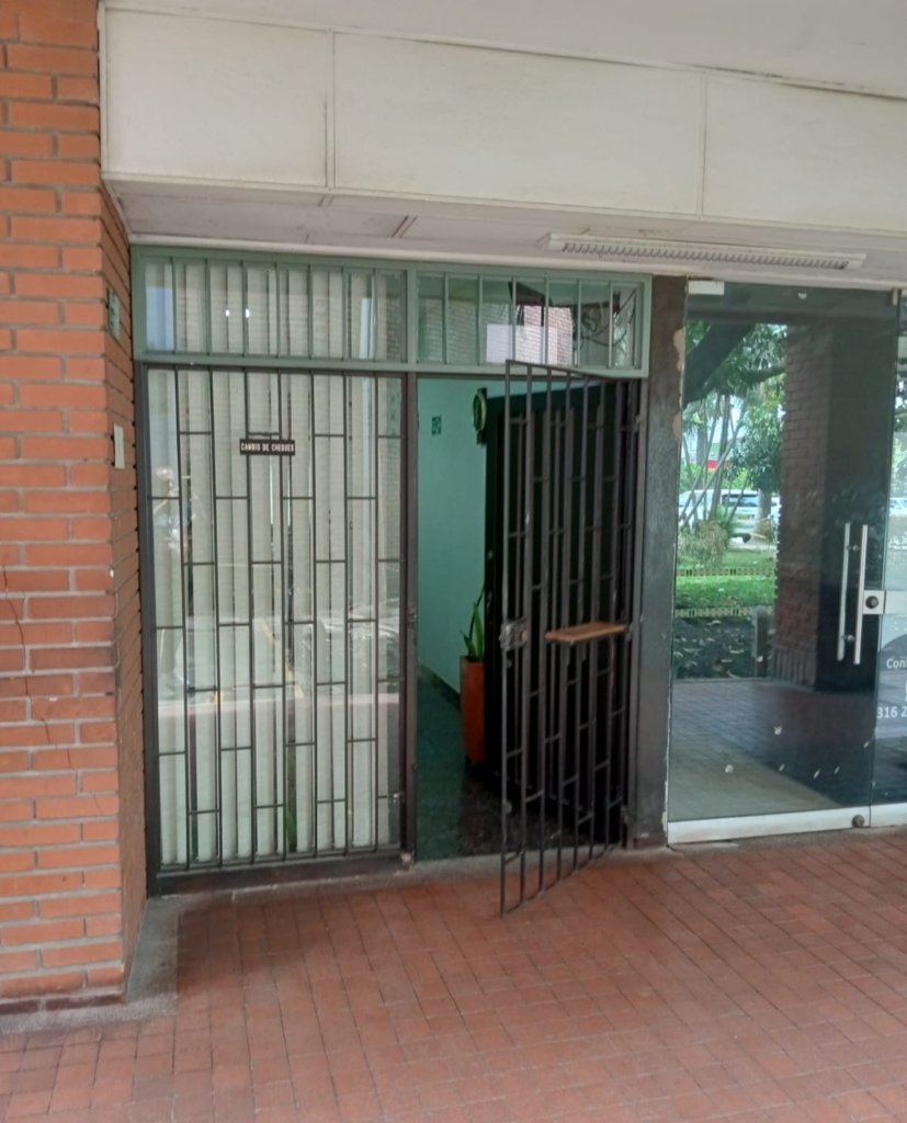 Local comercial esquinero en venta en Yumbo, sector Cencar