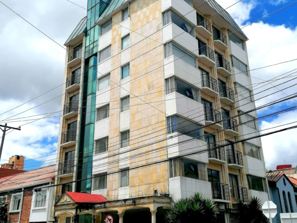 Hotel en venta en Bogotá, barrio San Luis, esquinero estilo republicano