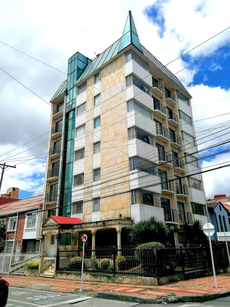 Hotel en venta en Bogotá, barrio San Luis, esquinero estilo republicano