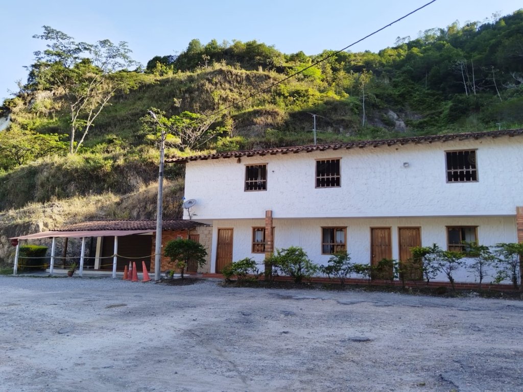 Hotel en arriendo ubicado sobre la vía Piedecuesta Bogotá, sector Los Curos.