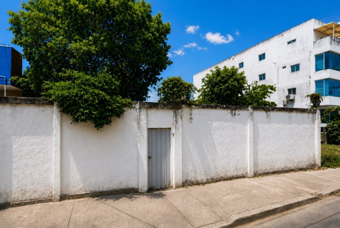 Lote comercial en arriendo ubicado sobre la Avenida Consulado