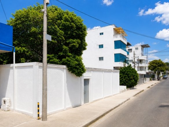 Lote comercial en arriendo ubicado sobre la Avenida Consulado