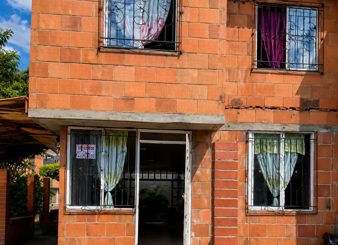 Casa esquinera en venta en Palmira Valle del Cauca Barrio Caminos de la Hacienda