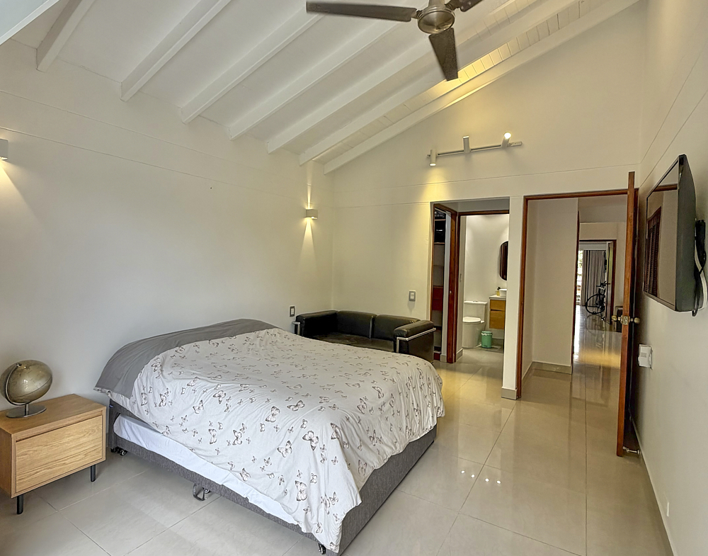 AMPLIA Y ACOGEDORA CASA EN EL POBLADO MEDELLIN