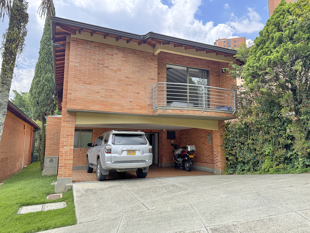AMPLIA Y ACOGEDORA CASA EN EL POBLADO MEDELLIN