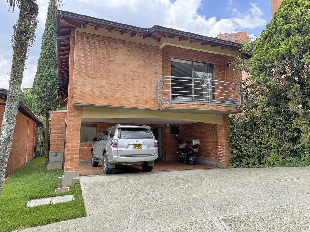 AMPLIA Y ACOGEDORA CASA EN EL POBLADO MEDELLIN