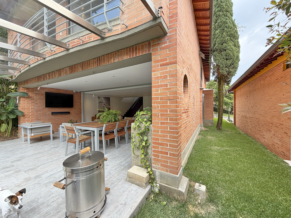 AMPLIA Y ACOGEDORA CASA EN EL POBLADO MEDELLIN