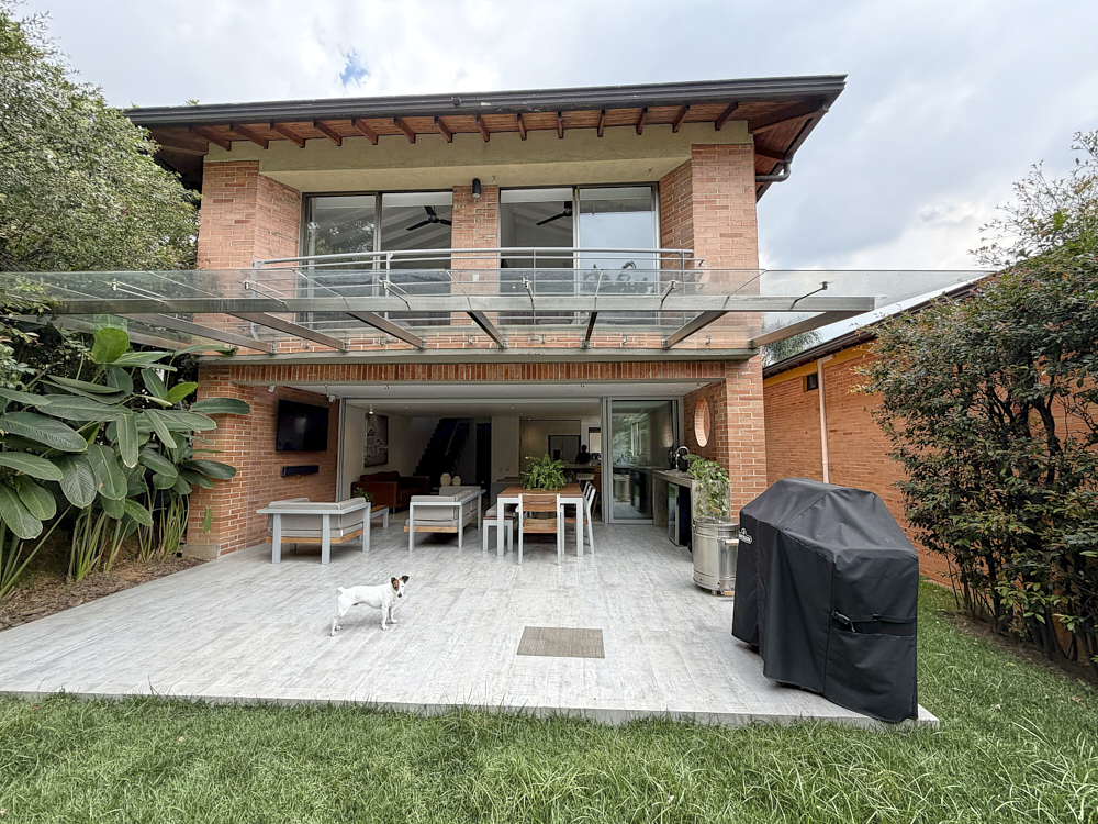 AMPLIA Y ACOGEDORA CASA EN EL POBLADO MEDELLIN