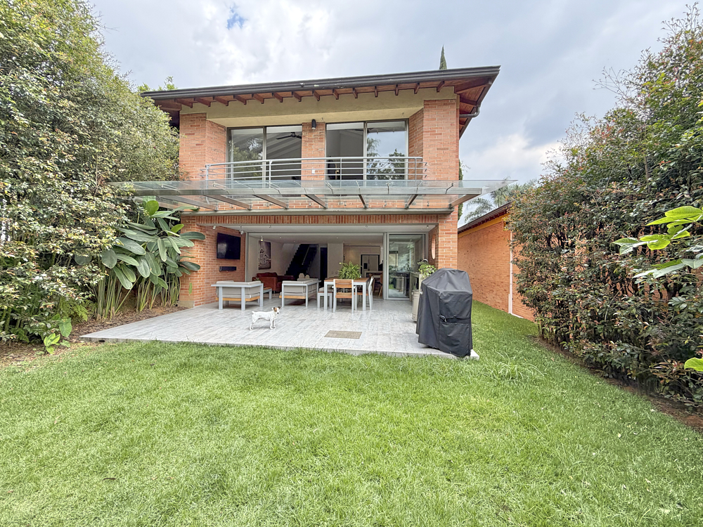 AMPLIA Y ACOGEDORA CASA EN EL POBLADO MEDELLIN
