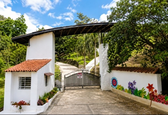 Parcela Campestre en Venta en Los Arrayanes Condominio Campestre, Curití | Lote de 1.500 m² con Casa y Zonas Comunes