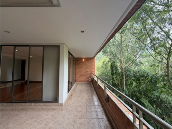 Apartamento en Arriendo en Loma de los Gonzalez, Medellín