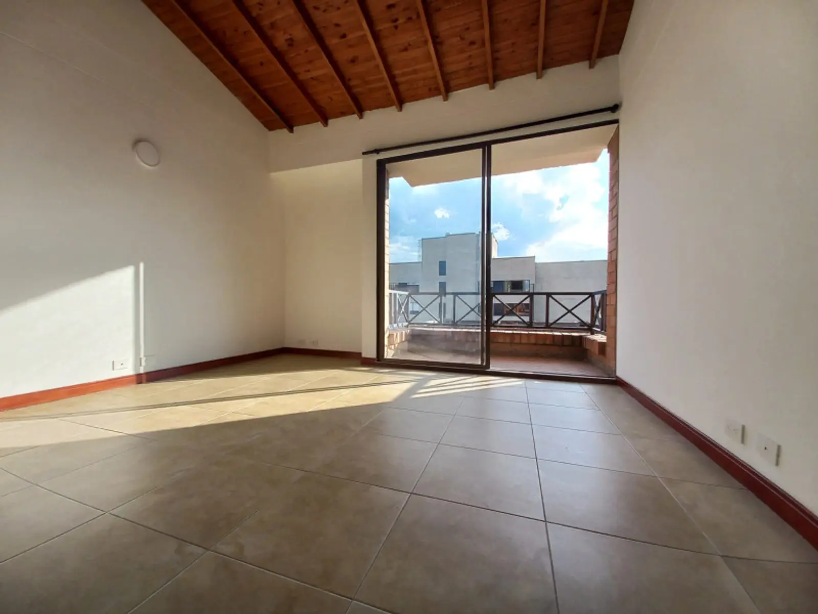 th.outside1200x1200.6a352f536185d_infocdn__91385-1-1781827859-6jpg Apartamento en Arriendo en El Poblado, Medellín