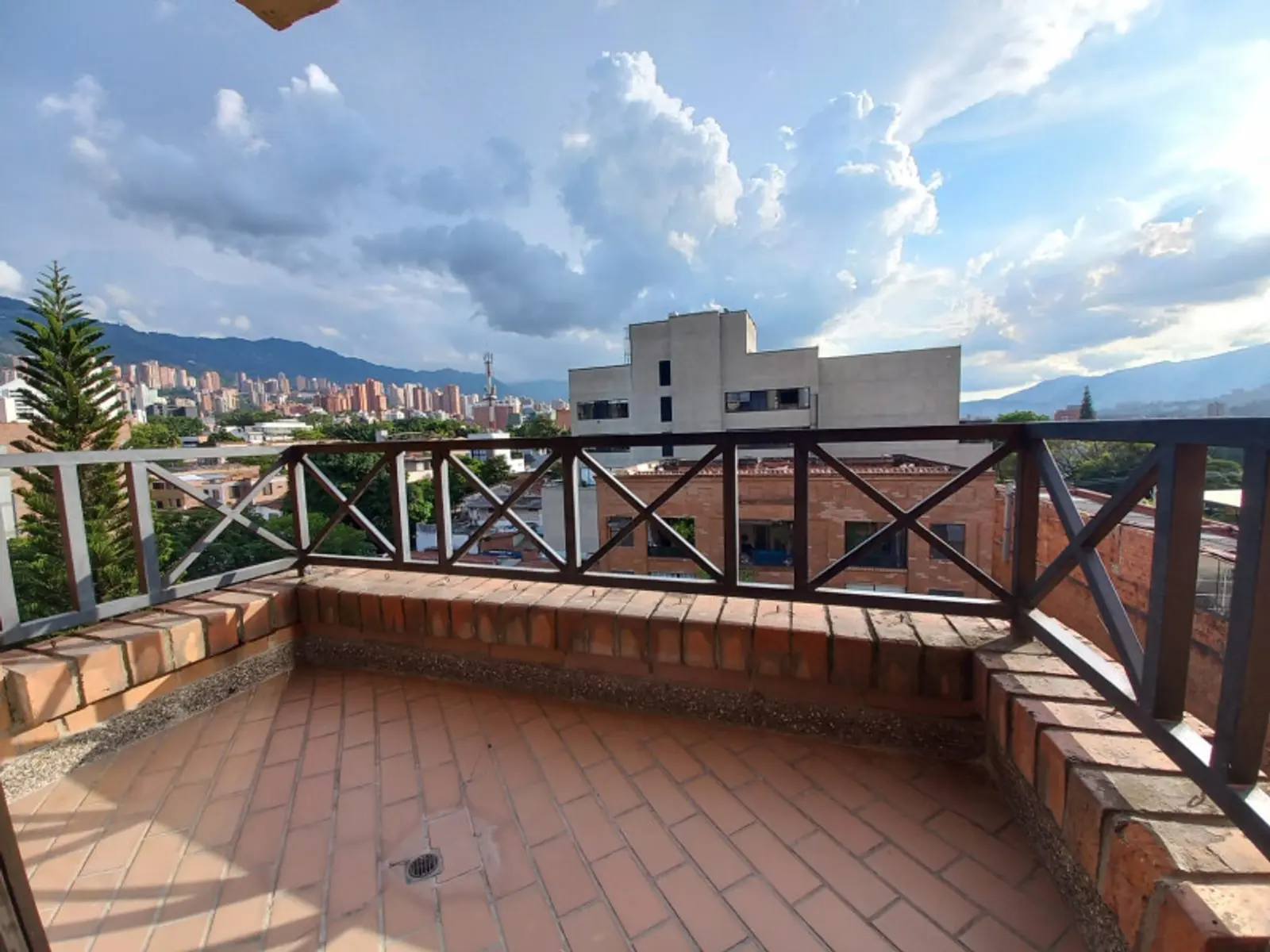th.outside1200x1200.6a352f53a72b3_infocdn__91385-1-1781827860-7jpg Apartamento en Arriendo en El Poblado, Medellín