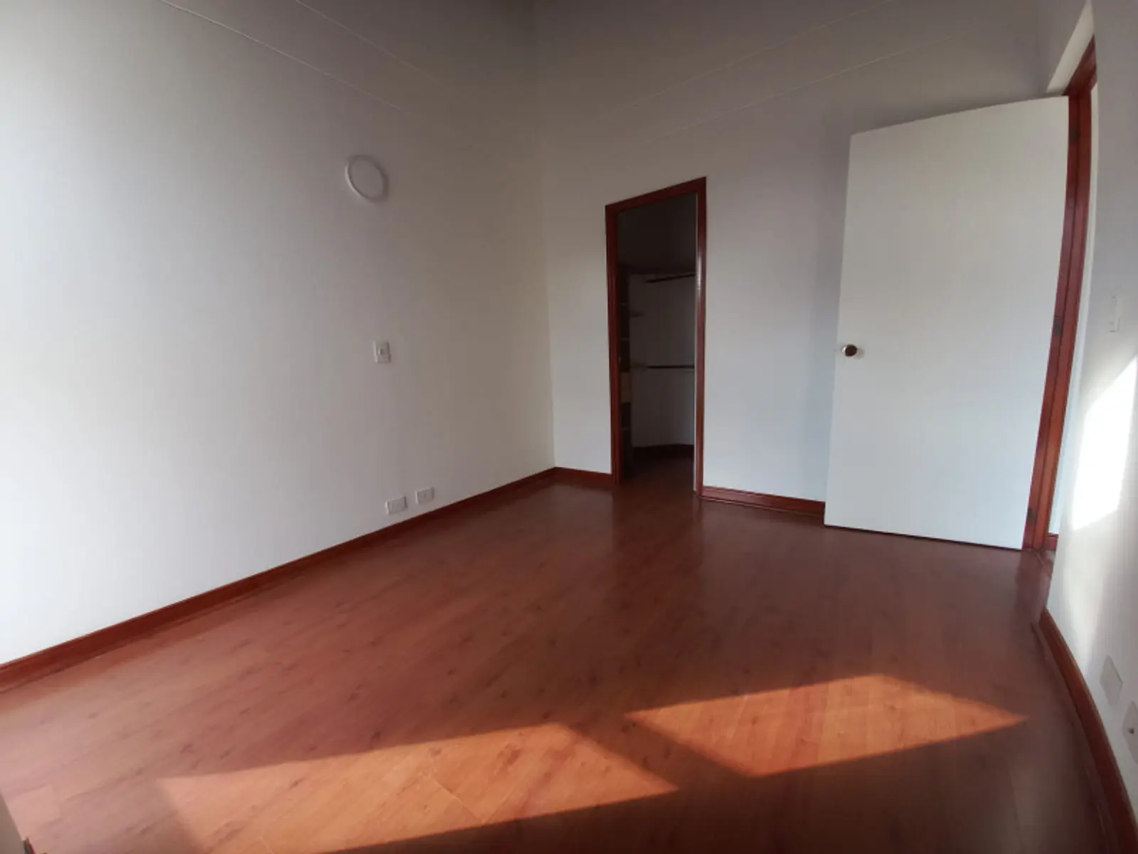 th.outside1200x1200.6a352f54b3fca_infocdn__91385-1-1781827864-11jpg Apartamento en Arriendo en El Poblado, Medellín
