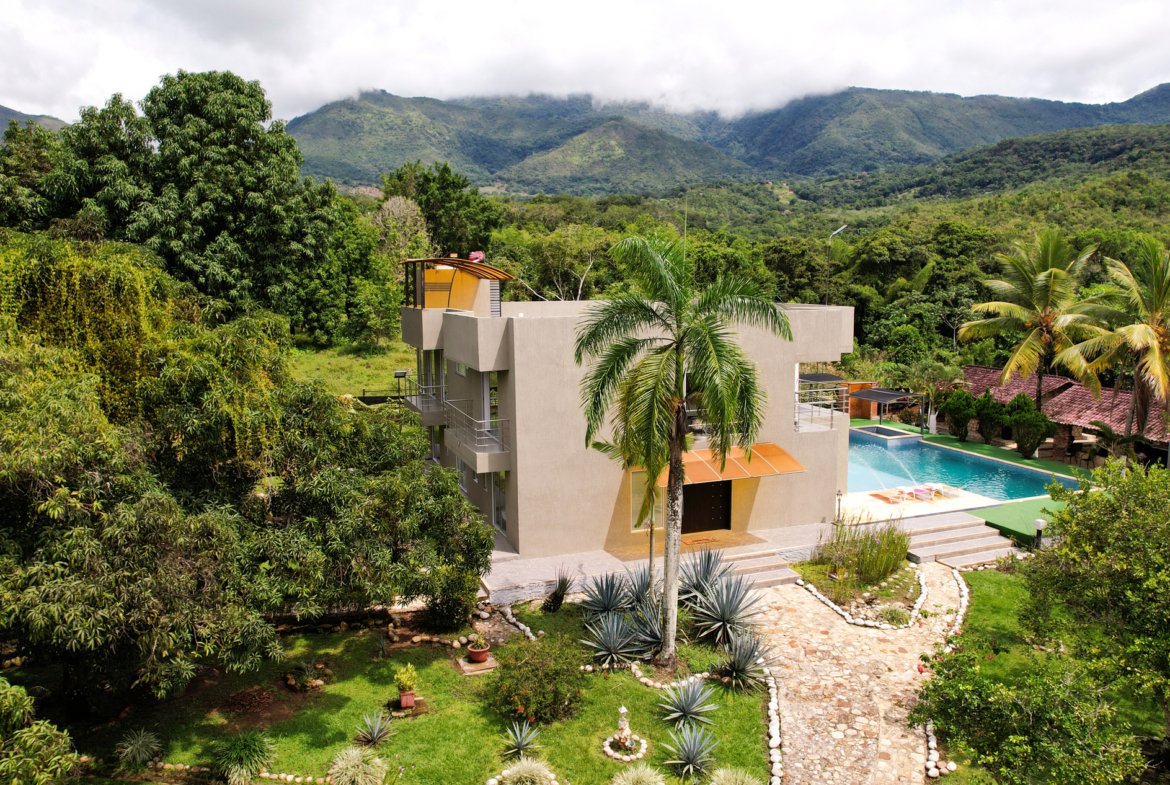 Finca en Venta en Melgar de 15.000 m² con Piscina, 4 Cabañas y Excelente Potencial Turístico