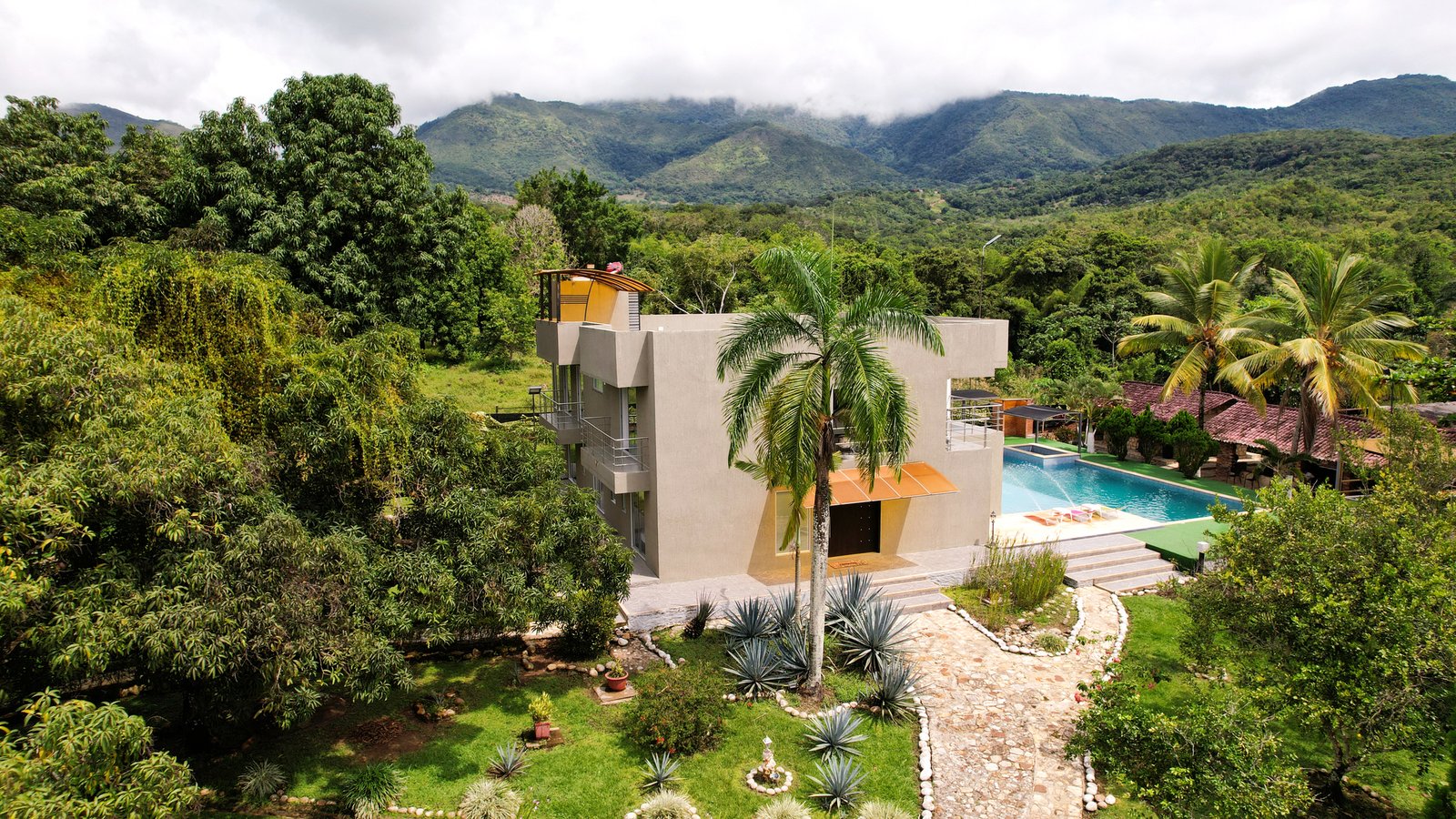 02 DJI_0035 Finca en Venta en Melgar de 15.000 m² con Piscina, 4 Cabañas y Excelente Potencial Turístico