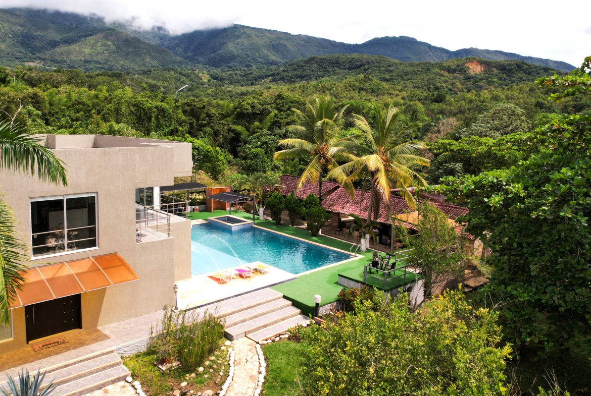 Finca en Venta en Melgar de 15.000 m² con Piscina, 4 Cabañas y Excelente Potencial Turístico
