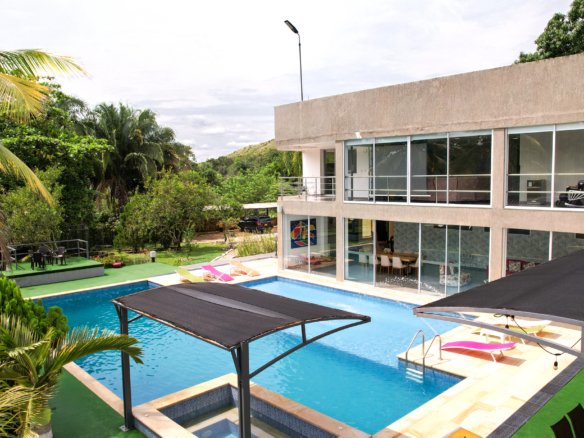 Finca en Venta en Melgar de 15.000 m² con Piscina, 4 Cabañas y Excelente Potencial Turístico