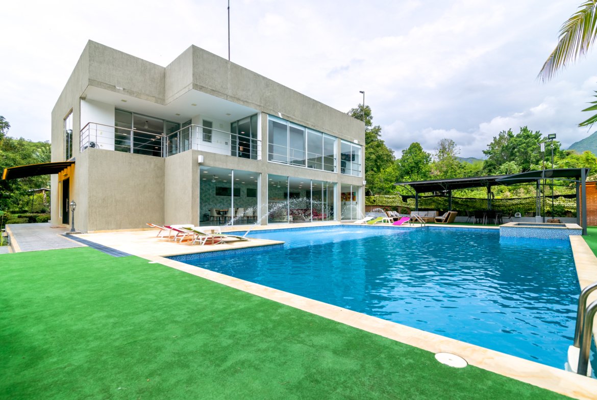 Finca en Venta en Melgar de 15.000 m² con Piscina, 4 Cabañas y Excelente Potencial Turístico