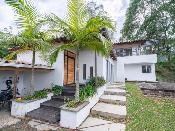 Casa campestre de lujo en venta en La Estrella, Antioquia