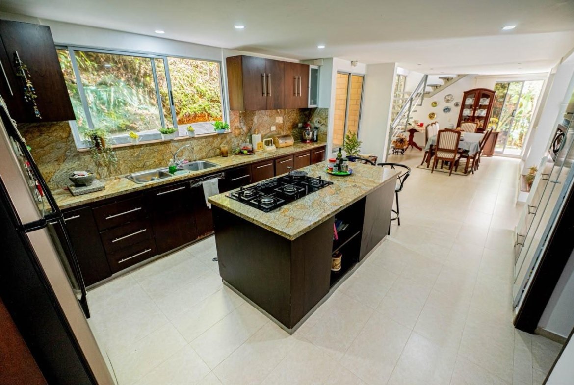 CASA EN VENTA EN COLINAS DE SAN REMO SABANETA