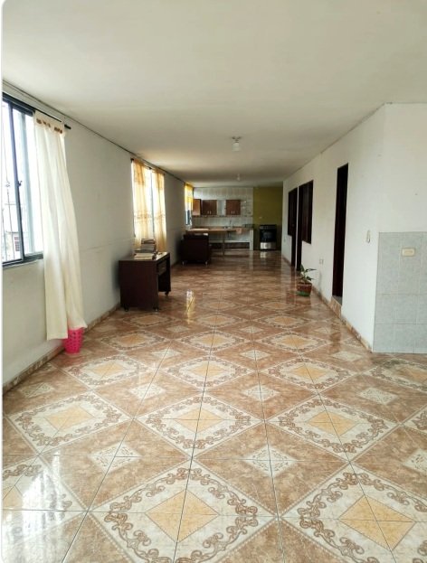 Propiedad de tres sobre la Avenida Simón Bolívar, barrio La Gran Colombia.